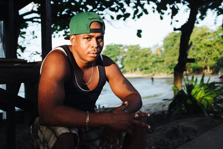 costa rica, portrait in puerto viejo, street photography, black and white, fuji x100s, 35mm, reportage, travel