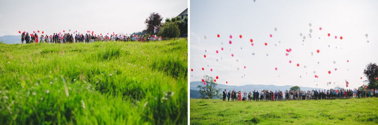 Hochzeits-Gäste lassen Ballone vor der Wirtschaft zum Hof in Bolligen in die Luft.