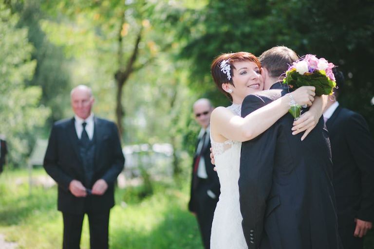 Braut und Bräutigam sehen sich zum ersten Mal. Der sogenannte First-Look wird auch in der Schweiz bei Hochzeiten immer beliebter.