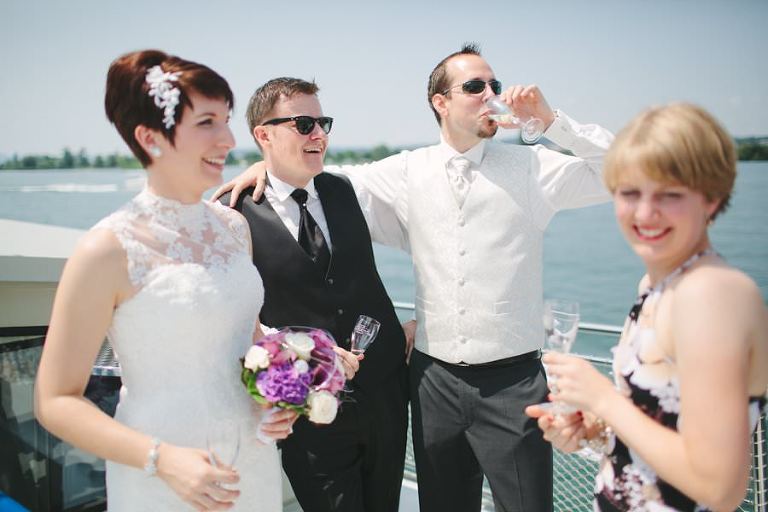 Bräutigam und Trauzeuge geniessen die Schifffahrt auf dem Zürichsee auf dem Party-Schiff der Kibag AG.
