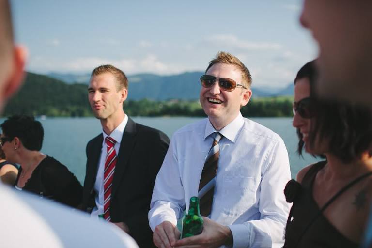 Die Hochzeits-Gäste geniessen die Fahrt auf dem Party-Schiff der Kibag AG auf der Zürichsee.