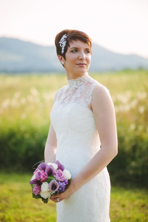 Die Braut mit dem Brautstrauss in der Nähe des Restaurant Golfpark in Nuolen im Gegenlicht.