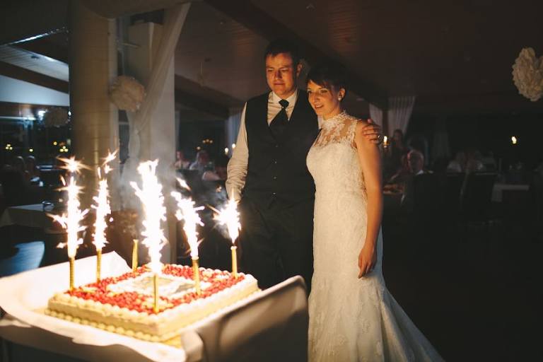 Das Brautpaar kurz vor dem anschneiden der Hochzeitstorte im Restaurant Golfpark in Nuolen 