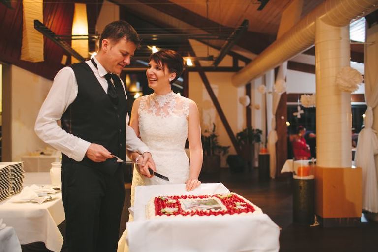 Das Brautpaar beim anschneiden der Hochzeitstorte im Restaurant Golfpark in Nuolen 