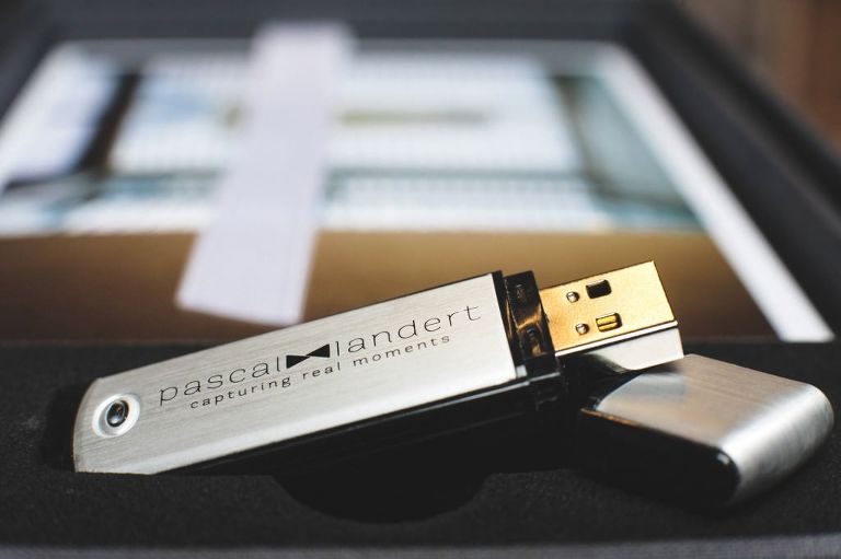 Auf dem USB-Stick findet das Hochzeitspaar ihre gesamte Hochzeitsreportage in digitaler Form als hochauflösende JPEG-Dateien.